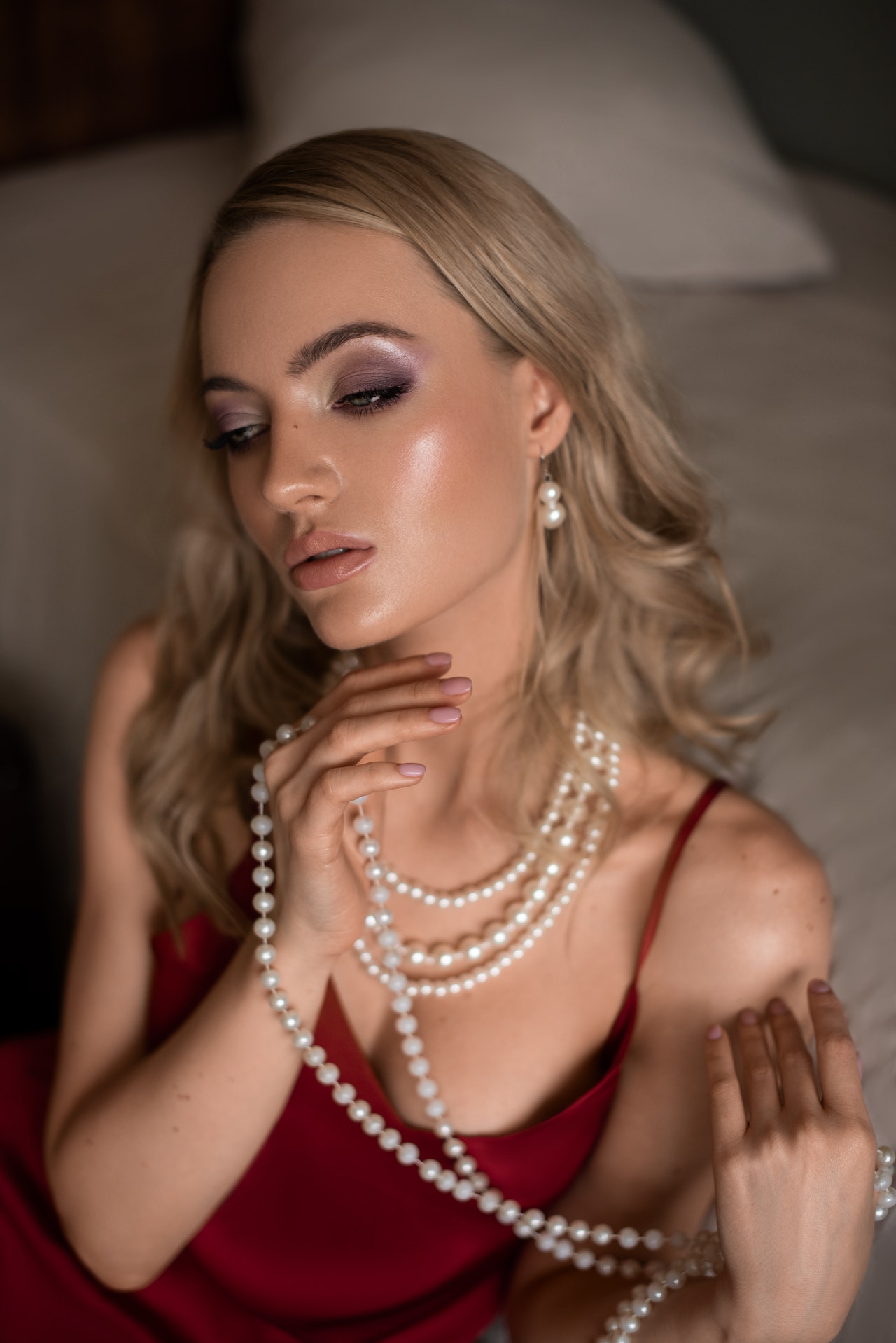 pretty lady with pearls